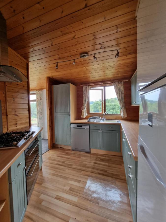 Beautiful Willow Lodge 67-4-6 Persons-Private Hot Tub-Pet Friendly-Tranquil Holiday Away From It All Yet Not Far To St Austell-The Holiday Home Has Two Bedrooms, Living & Dining Area, Equipped Kitchen -Decking-Al Fresco Dining-Fishing Lakes-Pet Frien Grampound Exterior photo