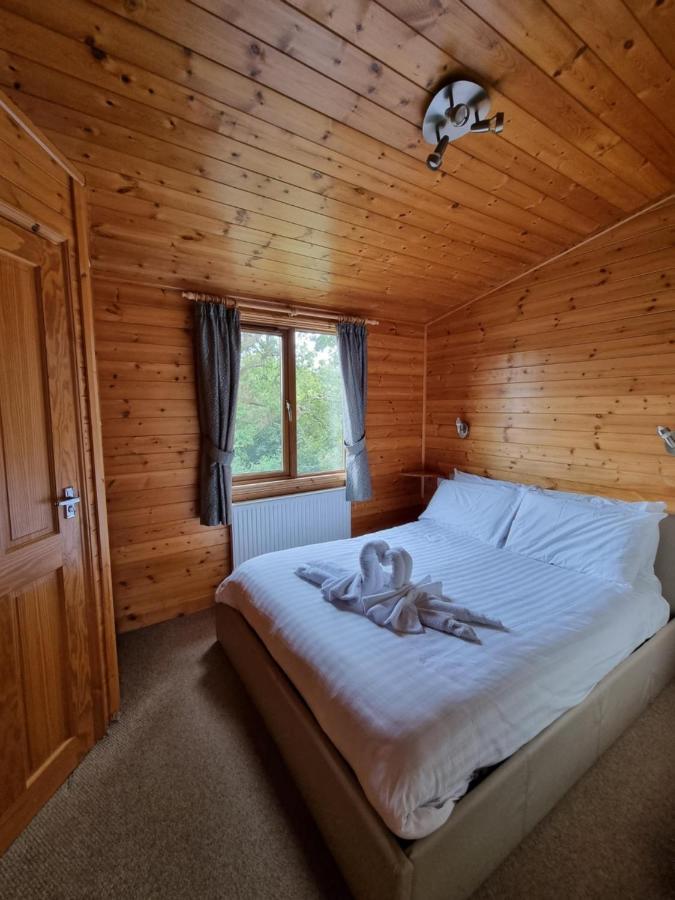 Beautiful Willow Lodge 67-4-6 Persons-Private Hot Tub-Pet Friendly-Tranquil Holiday Away From It All Yet Not Far To St Austell-The Holiday Home Has Two Bedrooms, Living & Dining Area, Equipped Kitchen -Decking-Al Fresco Dining-Fishing Lakes-Pet Frien Grampound Exterior photo