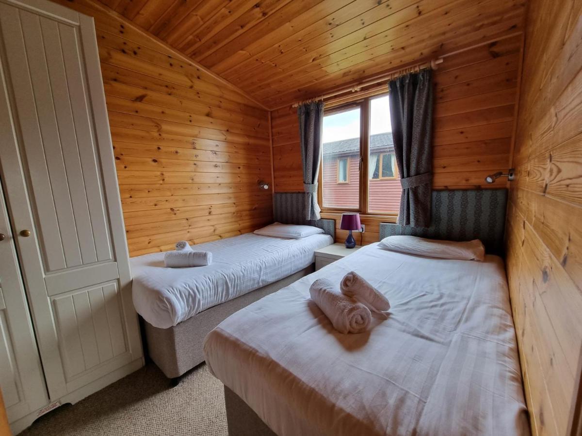 Beautiful Willow Lodge 67-4-6 Persons-Private Hot Tub-Pet Friendly-Tranquil Holiday Away From It All Yet Not Far To St Austell-The Holiday Home Has Two Bedrooms, Living & Dining Area, Equipped Kitchen -Decking-Al Fresco Dining-Fishing Lakes-Pet Frien Grampound Exterior photo