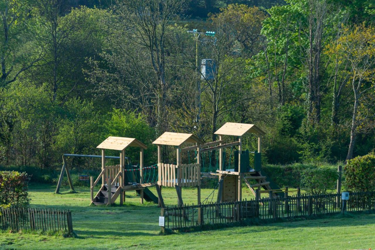 Beautiful Willow Lodge 67-4-6 Persons-Private Hot Tub-Pet Friendly-Tranquil Holiday Away From It All Yet Not Far To St Austell-The Holiday Home Has Two Bedrooms, Living & Dining Area, Equipped Kitchen -Decking-Al Fresco Dining-Fishing Lakes-Pet Frien Grampound Exterior photo
