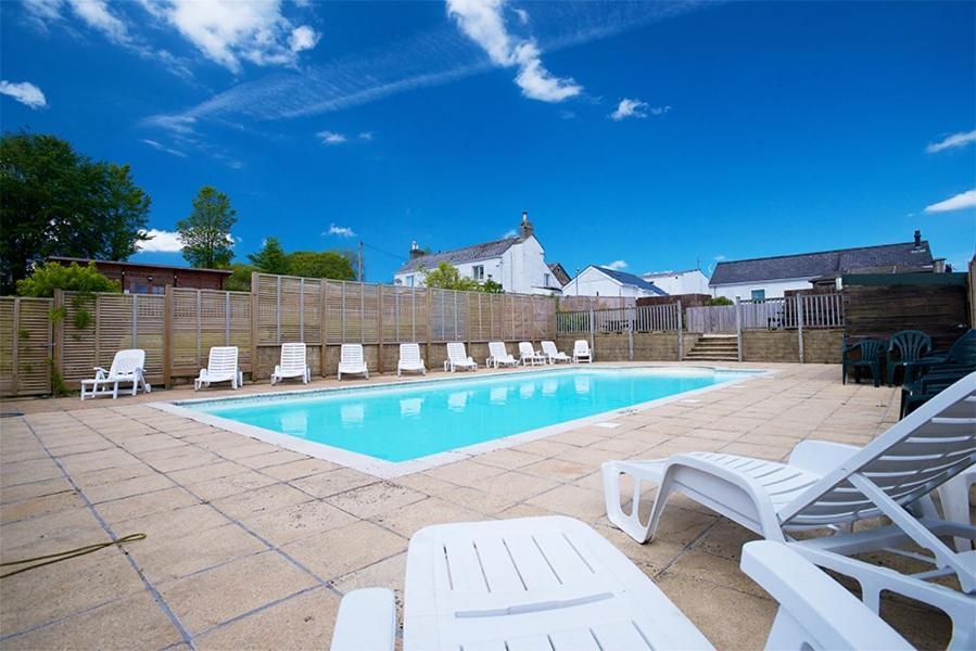 Beautiful Willow Lodge 67-4-6 Persons-Private Hot Tub-Pet Friendly-Tranquil Holiday Away From It All Yet Not Far To St Austell-The Holiday Home Has Two Bedrooms, Living & Dining Area, Equipped Kitchen -Decking-Al Fresco Dining-Fishing Lakes-Pet Frien Grampound Exterior photo